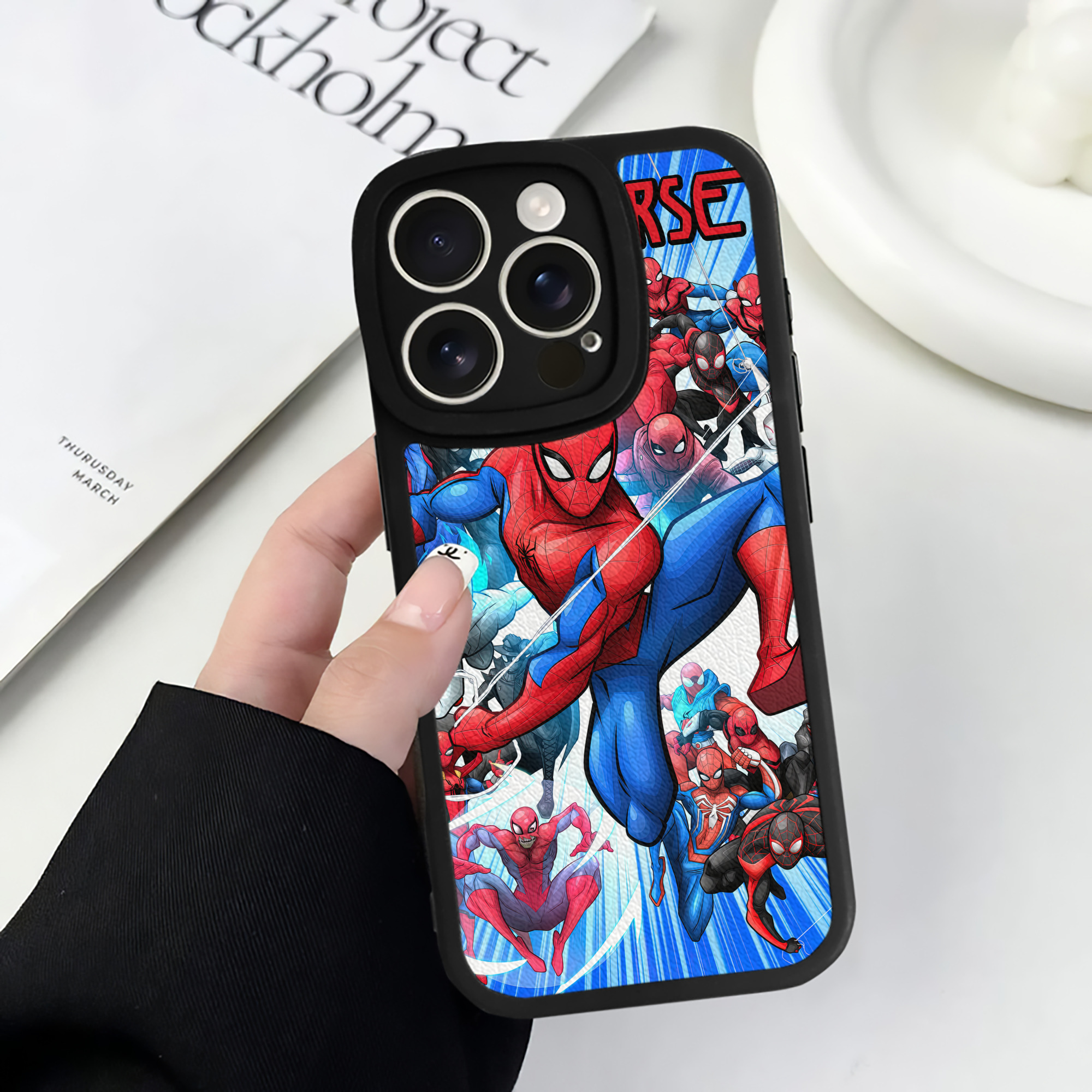 Spider Man スパイダーマン 【iPhone 16シリーズ対応】シリコンスマホケース（レザー調） 材質：シリコン